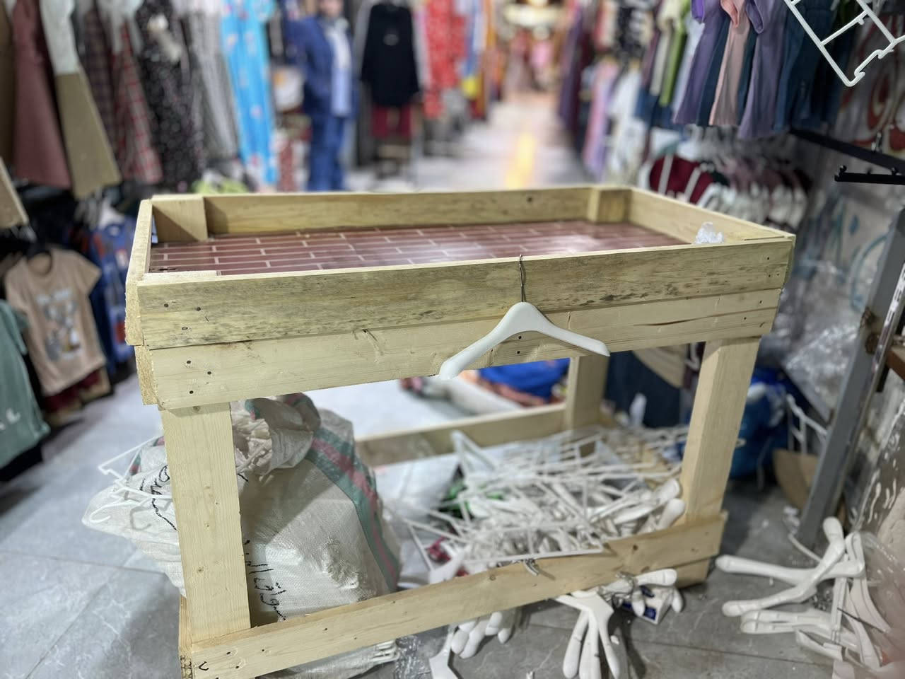 السلام عليكم ميز خشب للبيع تريده للبسطيه يرهم تريد تسويه قفص يرهم ميز كامل ما ناقصه شي هذا رقمي واتواصلو وياي ***********
