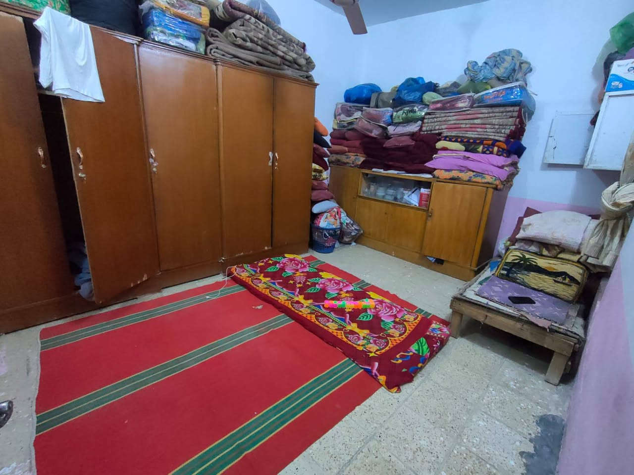 بيت للبيع حي الشهداء مساحة 125 متر دولان بي غرفتين وصالة واستقبال ومطبخ وصحيات داخلية وخارجية و2 مناور البناء مرتب ونضيف والبيت نضيف جدا والسعر جدا مناسب 
للتواصل واتساب (***********)
