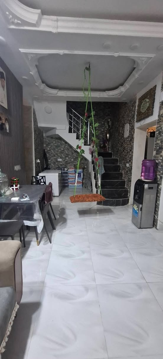 دار للبيع  100م طابقين في كربلاء  بناء طابوق فول مواصفات من كلشي من اساس من شيش من طابوق من بناء من ديكورات من ابواب قاصة وشبابيك سلايت صب مركزي 4غرف نوم صالتين واستقبال   البناء سنة 2024 شهر السادس
كاع علي تومان حي الزيتون قريب جدا علئ حولي الزوارمستشفئ الكفيل ويبعد عن الامام 3كيلوا 
سند 25اقرار محكمة 
للاستفسار ***********واتساب ***********
