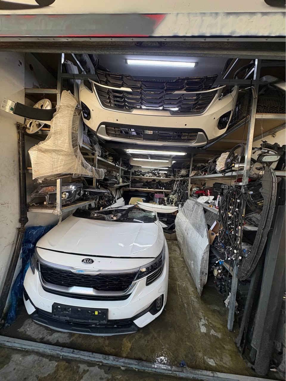 السلام عليكم زبائننا الكرام 
يعلن عالم الكوري عن وصول حاويه لجميع قطع الغيار للسيارات الكوريه للموديلات  2021 2020و2022و 2023و ٢٠٢٤ و ٢٠٢٥ بالاضافه الى توفر كيا سيلتوس بجميع موديلاتها 
للتواصل و الاستفسار الاتصال على الارقام التاليه :
***********
***********
متواجدين على الواتساب على مدار ٢٤ ساعه Colombo, Sri Lanka
