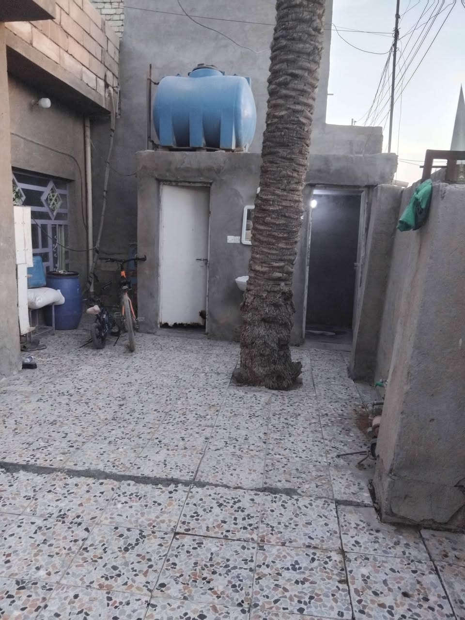 السلام عليكم دار طابقين للبيع مساحة ١٨٠ يحتوي على استقبال + هول + غرفة نوم عدد ٢ + مطبخ + مساحة درج + حمام داخلي وخارجي + طابق ثاني يتكون من غرفتين نوم + مخزن 
المكان ناحية الوحدة دخول المعمل ثالث بيت عن الشارع العام
للأستفسار ***********
