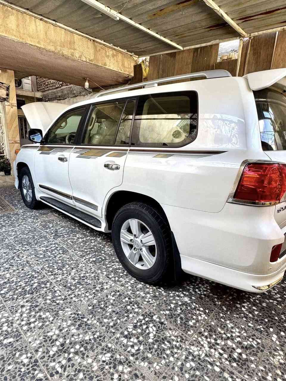 سلام عليكم
لاندكروز 2014 GXR  v6
السيارة ماشية 103 الف حقيقي

السيارة على وضع الشركة مكفولة كفالة عامة 

الداخل نظيف جدا جدا

رقم بغداد الماني مشروع وطني

مواصفات السيارة معروفة

سعر السيارة 365 وبيهة مجال بسيط

السياره كلش نضيفه مال بيت 
بعدها ع وضع الشركه 

بيها ملاحضه بسيطه شبر بالجامغ الايمن الامامي 

شرط بدون ضربه بدون فتح 
السياره باسمي تحويل ثاني يوم 
مكاني بغداد 
رقم الهاتف 
***********
 / ***********
