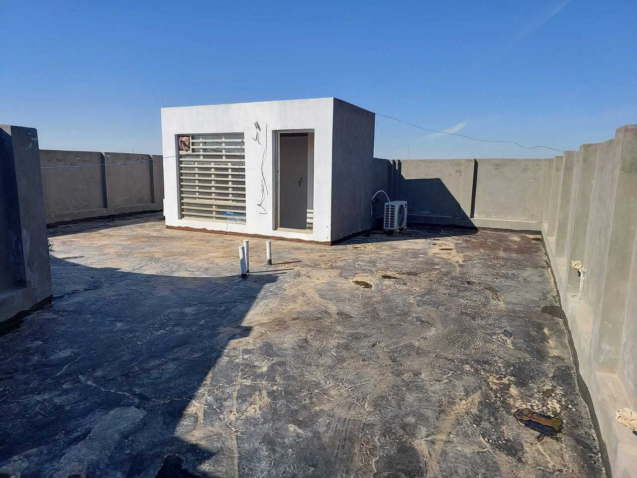 دار للبيع  مساحة  ميه وخمسين طابقين اربع غرف نوم  وستقبال سبعه متر وصاله ثمانيه متر ٣حمامات بعلوت الفحل نزلت صوره المام العباس سعر ٨٥وبي مجال رقم ***********
