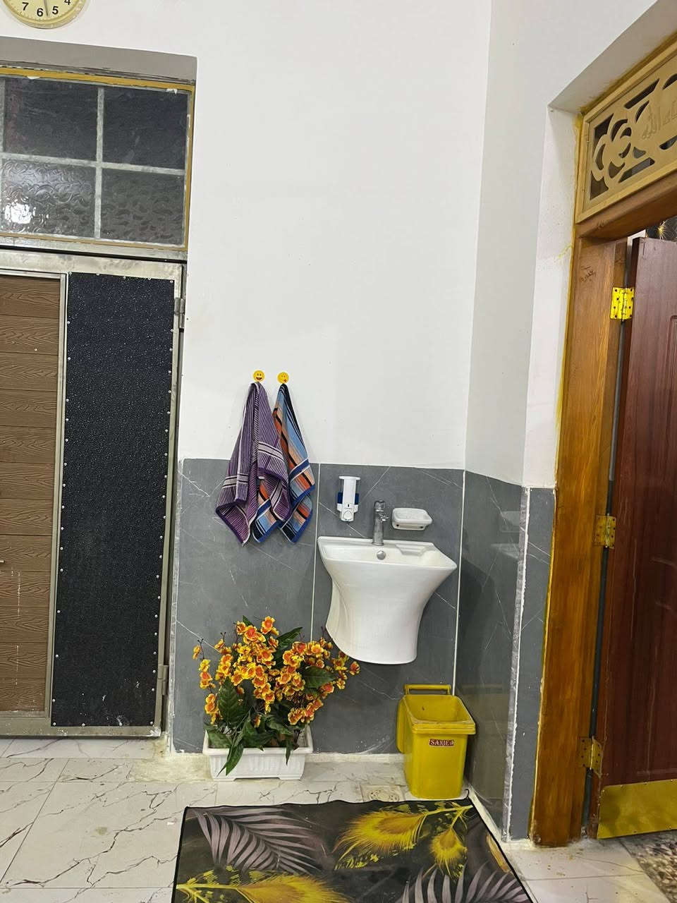 بيت للبيع 100متر بحي الجمهوري قرب سوق الخضار طابقين ***********
