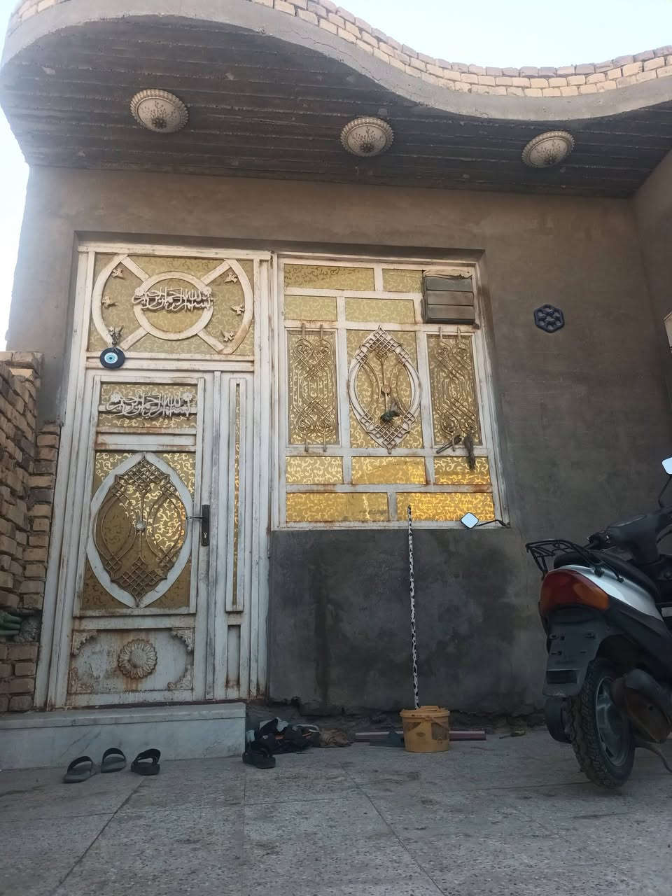 السلام عليكم بيت ٢٠٠ متر زراعي  طابوق صب كونكريت رباط صاقط بناء حديث غرفتين وصاله وديوانيه وصحيات خارجيه وداخليه ومناور ٢ الارضيه كاشي .....قريب الاسكان الصناعي يبعد عن الشارع العام ٨٠ متر فقط كافت الخدمات متوفره سعر مناسب جدا موبايل *********** واتس والخاص مفتوح أيضا
