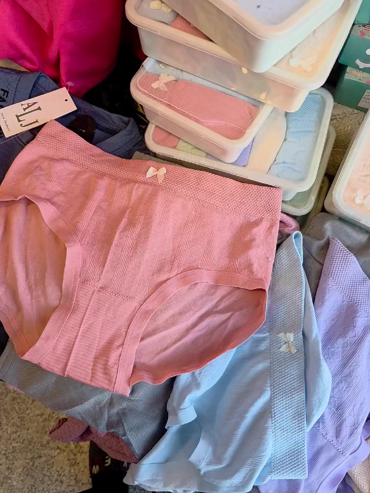 ✨ **عرض خاص!** ✨

💖 **علبة شورت قطني أصلي 5 قطع** 💖  
🌈 الألوان المتنوعة تناسب جميع الأذواق!  
💰 **السعر: 3500 دينار**  

استمتعي بالراحة والأناقة مع هذه القطع المميزة. مثالية للإطلالات اليومية! 

📦 **اطلبي الآن واحصلي على إطلالة أنيقة ومريحة!**  📞

#أزياء #شورت_قطني #راحة #عروض


**إذا كنت صاحب هذا الإعلان وتريد حذفه لأي سبب، رجاءا أرسل رسالة إلى الدعم الفني**