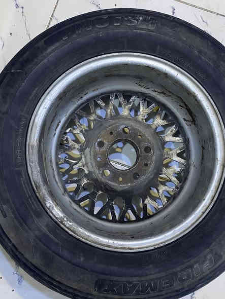 السلام عليكم 
تك خليه حجم 15 اصلي 
بي تصليح بسيط موضح بل صور 
السعر 40الف قفل 
مآبي تاير 
مكاني بغداد الدوره 
***********
