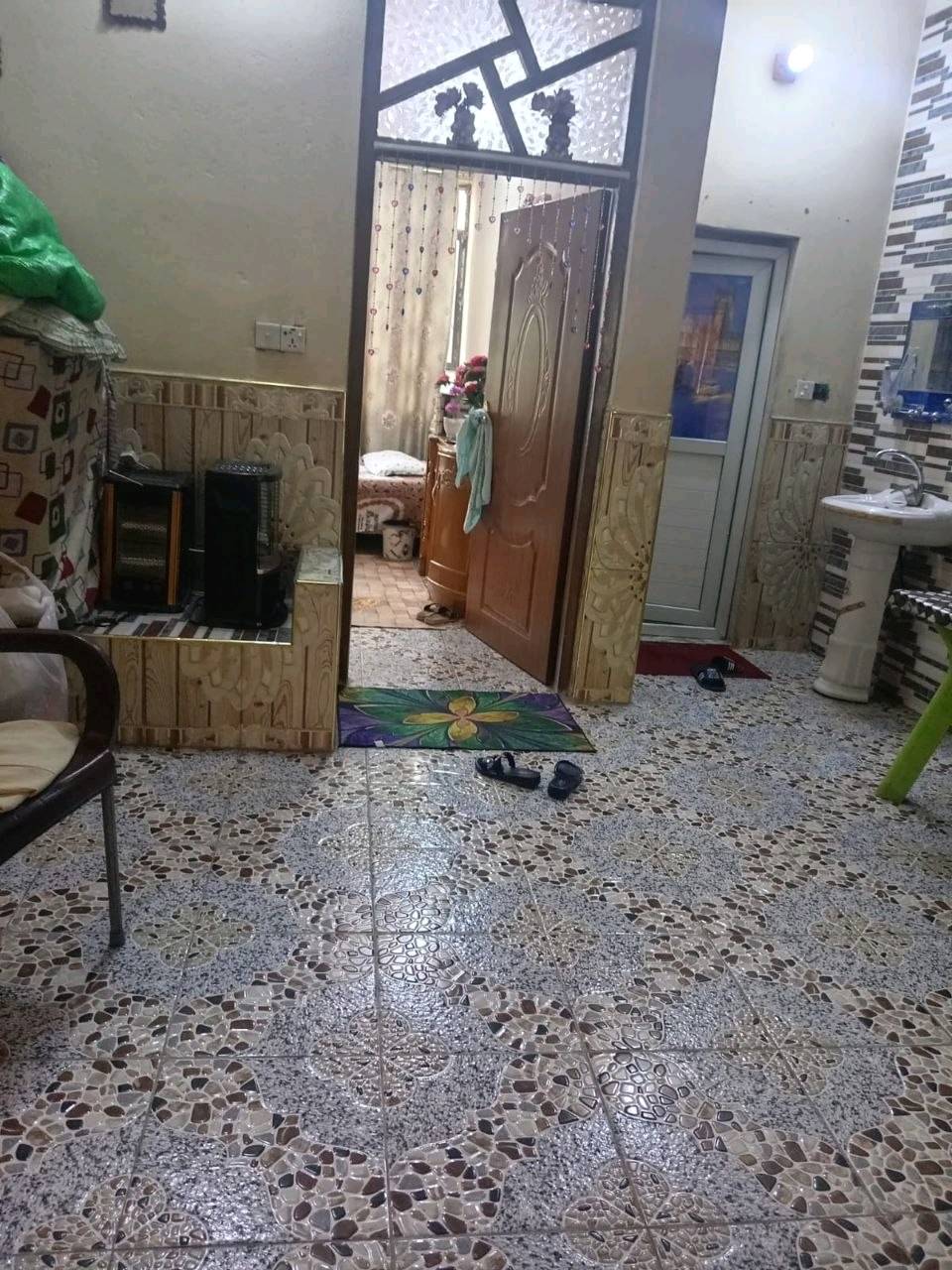 السلام عليكم يتوفر بيت طابو ملك للبيع طابقين المساحه 200 متر في بغداد بوب الشام قرب جامع الإمام علي الواجهة 8 م ونزال 25 الطول الطرمه 6 متر الاستقبال الطول 6 متر العرض 4 متر المطبخ طول 4 متر العرض 2 ونص الصاله الطول 4 متر والعرض 3 متر المنور طول 3 عرض. متر و نص غرفة النوم 4 + 4 ترك 2 متر حمام صحيات خارجي الطابق الثاني نفس الجوه نقص بالبيتونه ماكامله وارضية الاستقبال الفوك 4 + 4 بلكونه مترين على عرض البيت ودرج خارجي محل داخل البيت 3+ 3 المساحه 200 متر في بغداد بوب الشام قرب جامع الإمام علي الاستفسار والمراسله علي الخاص او واتساب ***********
شكد السعر المطلوب للبيت؟ وهل بيه قابلية للمساومة لو السعر نهائي؟: 
112 مليون 
الطابو الملك: شنو نوعه بالضبط وهل الأوراق كاملة وجاهزة للتنازل؟: 
بيت للبيع طابقين المساحه 200 متر في بغداد بوب الشام قرب جامع الإمام علي بن أبي طالب عليه السلام اوراق جاهزه للتنازل 
وين موقعه أدق بوب الشام؟ قريب لأي شارع/فرع/معلم غير جامع الإمام علي حتى يسهل على المشتري يوصله؟: 
بغداد بوب الشام قرب جامع الإمام علي عليه السلام 
البيت مفروش مثل ما ظاهر بالصور لو ينبيع فارغ؟ وإذا مفروش، شنو الأشياء اللي تبقى ويا البيع؟: 
الفرش لأصحاب البيت فقط البيت للبع 