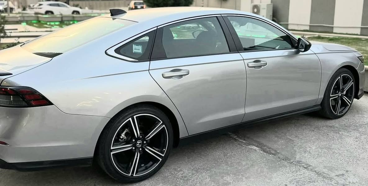 هوندا اكورد سبورت هايبرد  2025  
السيارة ماشيه : 14 الف كيلوا #بدون_ارباك 
_رقم بغداد  : دخولها جديد 
السيارة بالحقيقة بعد اجمل من الصور 

• مكينة 2000  تنفس طبيعي
• شاشة كبيرة
•فتحه
• تبريد قطعتين 
• شحن لاسلكي 
• تدفئة كشنات 
• كاميرا خلفية 3 انظمة
• كرسي كهرباء  لون اسود  
• رادار امامي
• مانع تصادم
• محدد مسار 
• تصحيح مسار
• شفتات بالستيرن
• مثبت سرعة
• مانع انزلاق
• دخول ذكي 
• إنارة ترحيبية
• هندبريك كهرباء
•لايت عدسات زينون
• نظام اوتو لايت Auto
• لايت العالي زنون 
• حساسات مطر 
• حساسات دخول الإنفاق
• حساسات ضغط هواء الإطارات
• أوامر صوتية
• 3 أنظمة قيادة (eco, ev, sport)
• بلوتوث
• مدخل USB + AUX

صور الحادث مرفق مع المنشور 
السيارة اخت الكلين 
( على وضع الشركة برغي ما مبدل بيها فقط البونيد  ) 

الموقع : سامراء 
السعر  : 235  وقابل للتفاوض 

للاتصال : ***********
