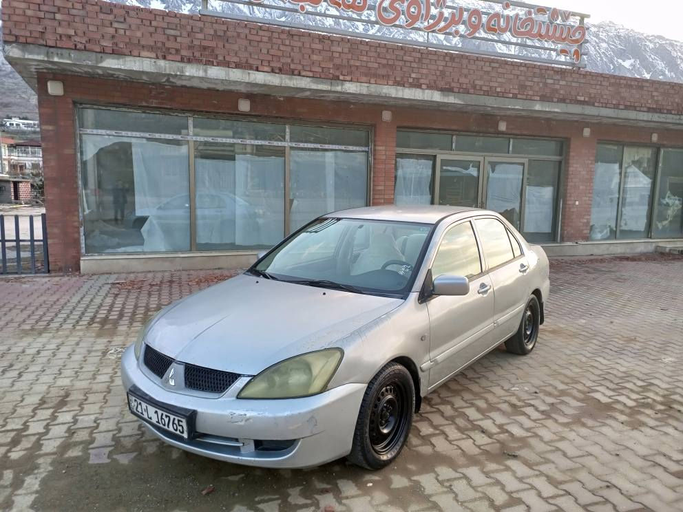 لانسەر مۆدێل 2008
ڕەقەمی تازەیە ژینگەی دراوە 
سەنەوی ٤ مانگە تەواو بووە
٤ پارچەی بۆیاغە بێ هیچ ناو گرتنێک
سۆنەریم داناوە هەموی دیاری کراوە
گێڕو مەکینەو تەبرید و تەقەو ڕەقە 
هەموی بەشەرت 
تەحویل و غرامەو بڕاوەی بەشەرت 
گێڕ عادی ... مەکینە گەورەی بیلاد
ناو زەرد و فۆڕنیکا
٤ جام کارەبا و ئاوێنە کارەبا 
٥٩ گەڵاو معامەلەیەکی زۆر کەم 
لە قەزای دوکانم 
*********** یان *********** دخان, السليمانية
