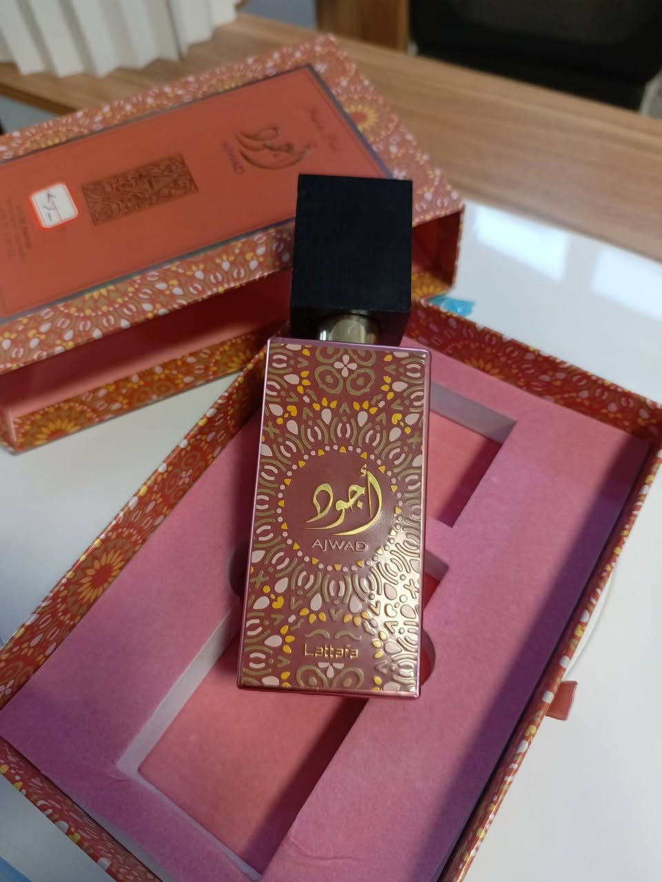 هذه العبوة هي عطر "أجود بينك تو بينك" (Ajwad Pink to Pink) من شركة لطافة للعطور للجنسين، وتأتي بحجم 60 مل.مكونات العطر: يتميز العطر بمزيج من الفواكه، الزهور، والمسك، حيث تشمل مقدمته الجوافة والجريب فروت الوردي، بينما يحتوي القلب على الورد والفاوانيا، وتتكون القاعدة من الجلود والمسك.الوصف: يوصف بأنه عطر فاخر وحلو، مناسب للمناسبات، ويتمتع بثبات جيد.
متوفر قطعه وحدة فقط 🌹🌹
الحجز خاص.. #الجميع


**إذا كنت صاحب هذا الإعلان وتريد حذفه لأي سبب، رجاءا أرسل رسالة إلى الدعم الفني**