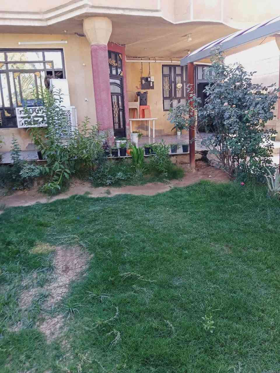 هذا البيت للبيع مساحه 350 متر يحتوي على 3غرف نوم واستقبال ومطبخ وحولي وصحيات طابو زراعي سند25 السعر 110وبي مجال
*********** 

هذا البيت للبيع مساحه 350 متر يحتوي على 3غرف نوم واستقبال ومطبخ وحولي وصحيات طابو زراعي سند25 السعر 110وبي مجال
