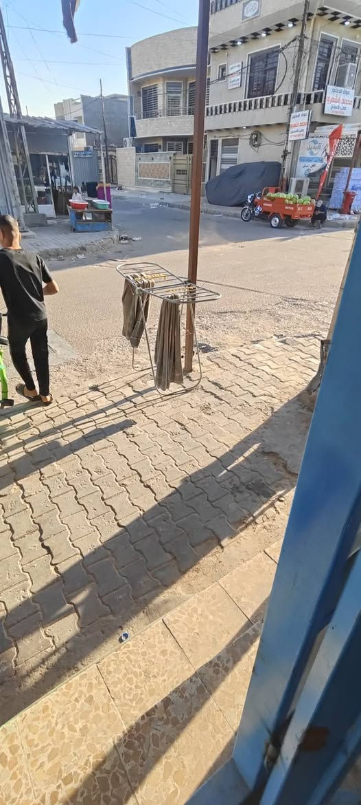 بسم النبي الاكرم 
محل كامل للبيع يحتوي على مرايات ٣ وفاترينة ورفوف بلحايط عدد ٦ وشاشة بيها خط ومبردة جديدة قبل شهر اخذتها ولوكر غراض 
معا كراسي ثنين شغلات من ونضيفات معا جلسة قنفة ومشر خاوليات و مغسلة وستاند تعليك وزرات وبنكة 
كلهم  اببعهم طالع من المحل وجاهز خوان بدون غراض ميكنة ولنشاطة وغيرهم ذني مالاتي فقط الاثاث 
*********** 
سعرهم ٧٥٠ الف 
الكمالبة شارع الاصفر
