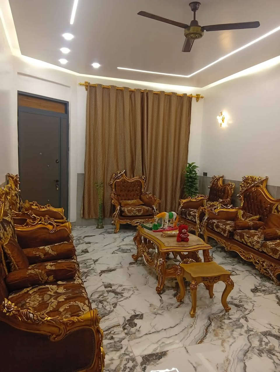 للبيع بيت 200متر طابقين🏘
يبعد عن الشارع الرئيسي 50 متر
#طابق_الاول  استقبال  وصالة غرفتين نوم وصحيات🏡
#طابق_الثاني غرفتين نوم وصالة وصحيات وسطح خارجي 🏡
#خدمات ماء وكهرباء وتبليط وكيبل ضوئي
قرب على المدرسة🏢🧑‍🏫
قريب على جامع المدينه المنورة🕌
البيت  جديد بناء سنه2026💯
#السعر 145
التحرير الحولي زراعي 
مكتب الإعم***********☎️
