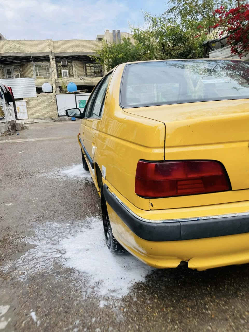 السلام عليكم بيجو بارص موديل 2015 مكفوله من الضربه و الصبغ و التبديل السياره جاهزه من كل النواحي كير مكينه صدر امامي خلفي تخم تاير ويل املس السياره جديده و جاهزه كشنات دلو 
رقم بغداد بسمي مصفره هيه و غرامات سنويه جديده 
كاعيه مغلفه السياره ماتصرف عليه ربع دينار السعر مناسب جدا اكتب تم بل تعليقات يجيك السعر و تدللون حبايب كلبي الرقم ***********
