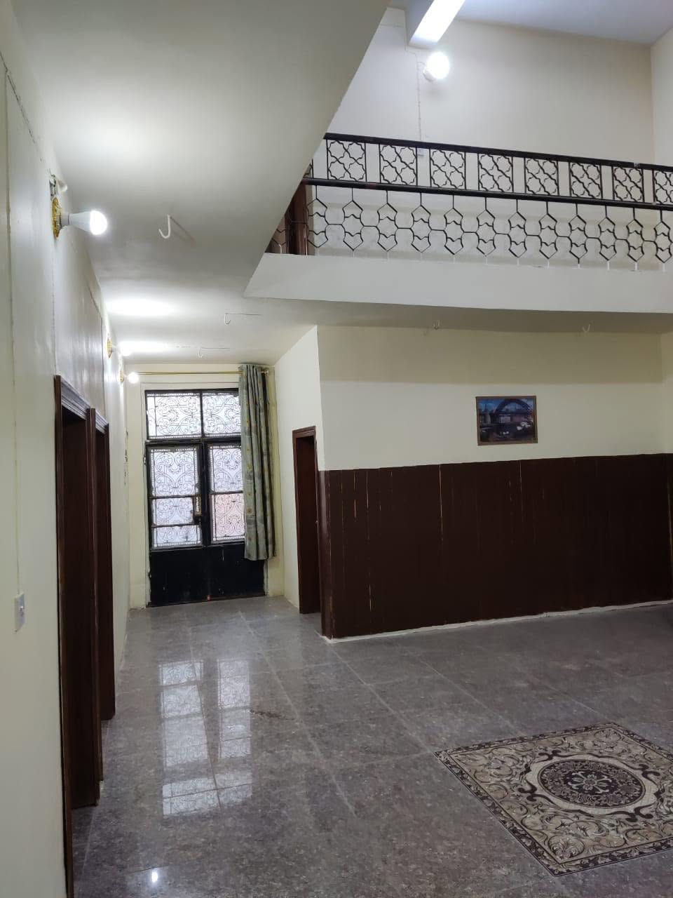 بيت ملك صرف مساحته 200 متر يقع في حي التعاون بلوك الاطباء، خلف مؤسسة الشهداء مقابل دائرة بيئة كربلاء، بناء مجدد يحوي ٣ غرف نوم وصحيات عدد ٣ اثنين منهم داخلي المنزل والثالثة خارجية وصالة واستقبال ومطبخ وحديقة

- يبعد خمس دقايق مشيا عن مدرسة الحسنين وعن الشارع العام 
المنطقة هادئة والشارع مبلط والجيران محترمين 

   للاستفسار يرجى التواصل على الرقم 
***********
