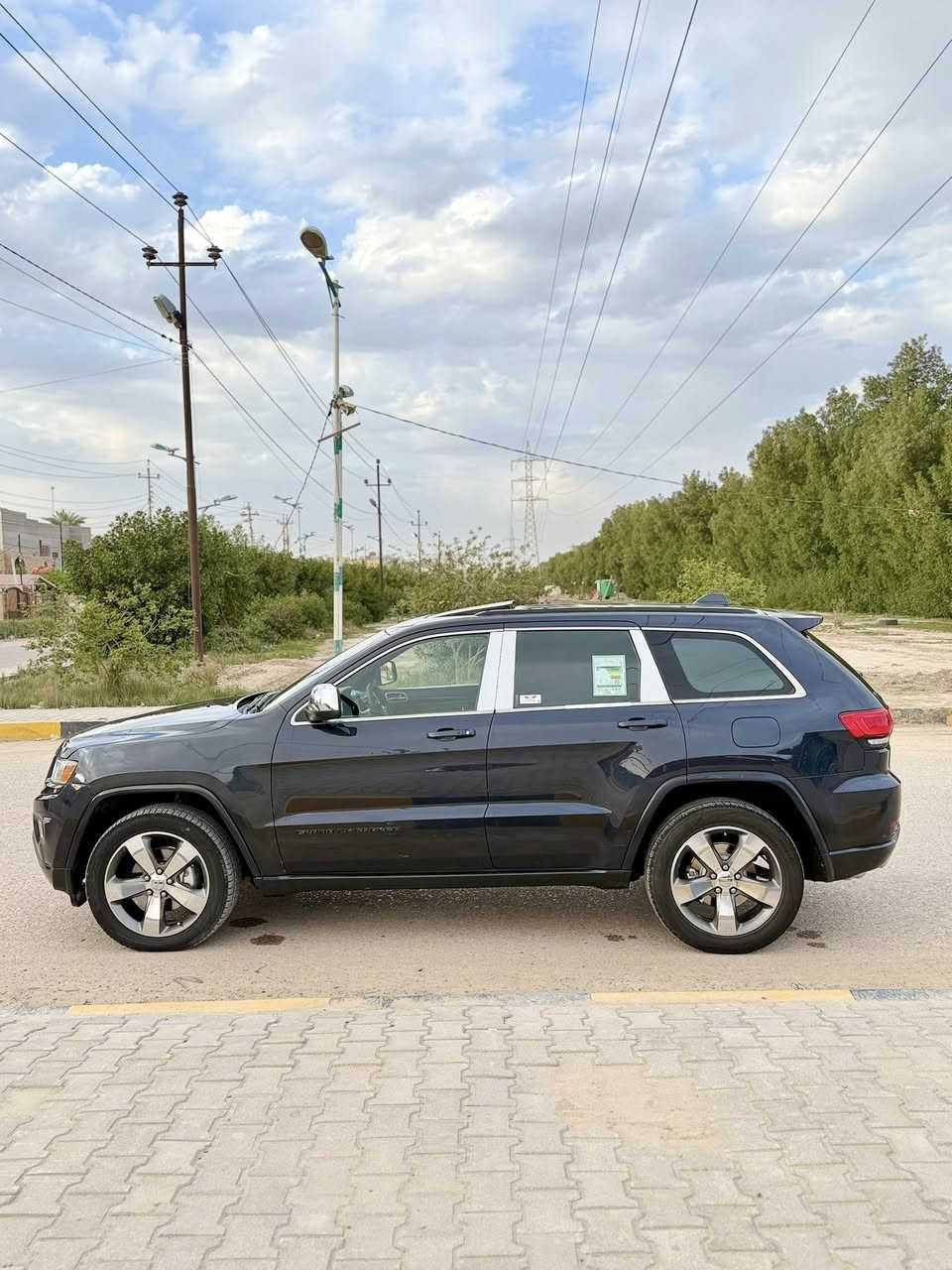 السلام عليكم للبيع Jeep بلاك توب
(موديل 2015 امريكي )
(المحرك : V6.  3.6L دفع رباعي 4x4 )
(رقم بغداد بسمي الجديد 11 تحويل ثاني يوم )
 (سياره ماشيه 100 الف ميل )
(حادث السياره جاملغ وبنيد بدون دواخل )
صور الحادث والسونار مرفق داخل المنشور 
(موصفات فول 1/1 )
* دفع رباعي 4x4 . )
* فرش المقاعد من الجلد . )
*صفي المقاعد الأمامية كهربائية .)
* صفي المقاعد الأمامية مع تدفئة   . )
* ويل قياس 20 انج .)
* تدفئة ستيرن . )
* فتحه سقف .)
* نظام الملاحة (GPS) . 
* مصابيح امامية زنون . )
* كشافات ضباب بروجكتر زنون . )
* تشغيل عن بعد .)
*  حساسات خلفية .)
* كاميرا خلفية .)
* مرايا بخاصية التعتيم الذاتي . )
* مرايا جانبية قابلة للطي . )
* بلوتوث تلفون . ؟
* محدد سرعة . )
السياره جاهزه كير ومحرك وحداديه وتبريد وتخم تاير اي نقص مابيها جاهزه 
(مكان سياره حله شارع 60 )
(السعر 182 وبيها مجال قليل )
للاستفسار / ***********
واتساب ***********
