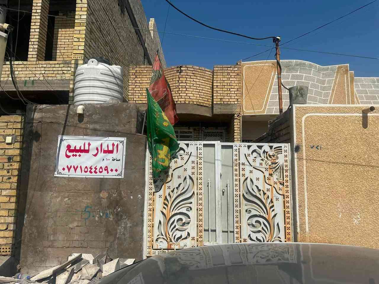 ‏السلام عليكم دار 100 متر الواجهة أربعة والنزل 25 موقع البيت الثلاثينات فرع الحداد أبو مهيمن كما واضح بالصورة مقابيل مستشفى التركي البيت يحتوي غرفة ملحقات وحولي واستقبال البيت مدخل واحد
‏سعر البيع￼ ٧٩مليون  وبي مجال
￼ رقم الهاتف *********** اتصال على ال تساب
