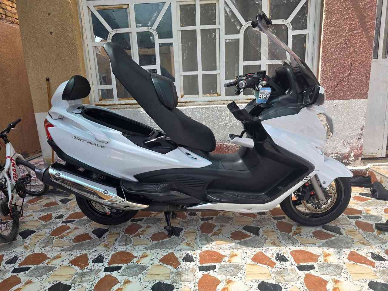 السلام عليكم شباب سكاي ويف 650 للبيع الدراجه نضافه فول مثل ما واضح  بالصور موديل 2017 فئة LX فول مواصفات تدفئه مقابض تدفئه كشنات مري شفط كهربائي جامه كهربائي انضمه قياده عادي +اوتو +بور  + abs باقي المواصفات معروفه  الدراجه مكفوله كفاله عامه المكان ميسان اي استفسار اتصل وتدلل ***********
