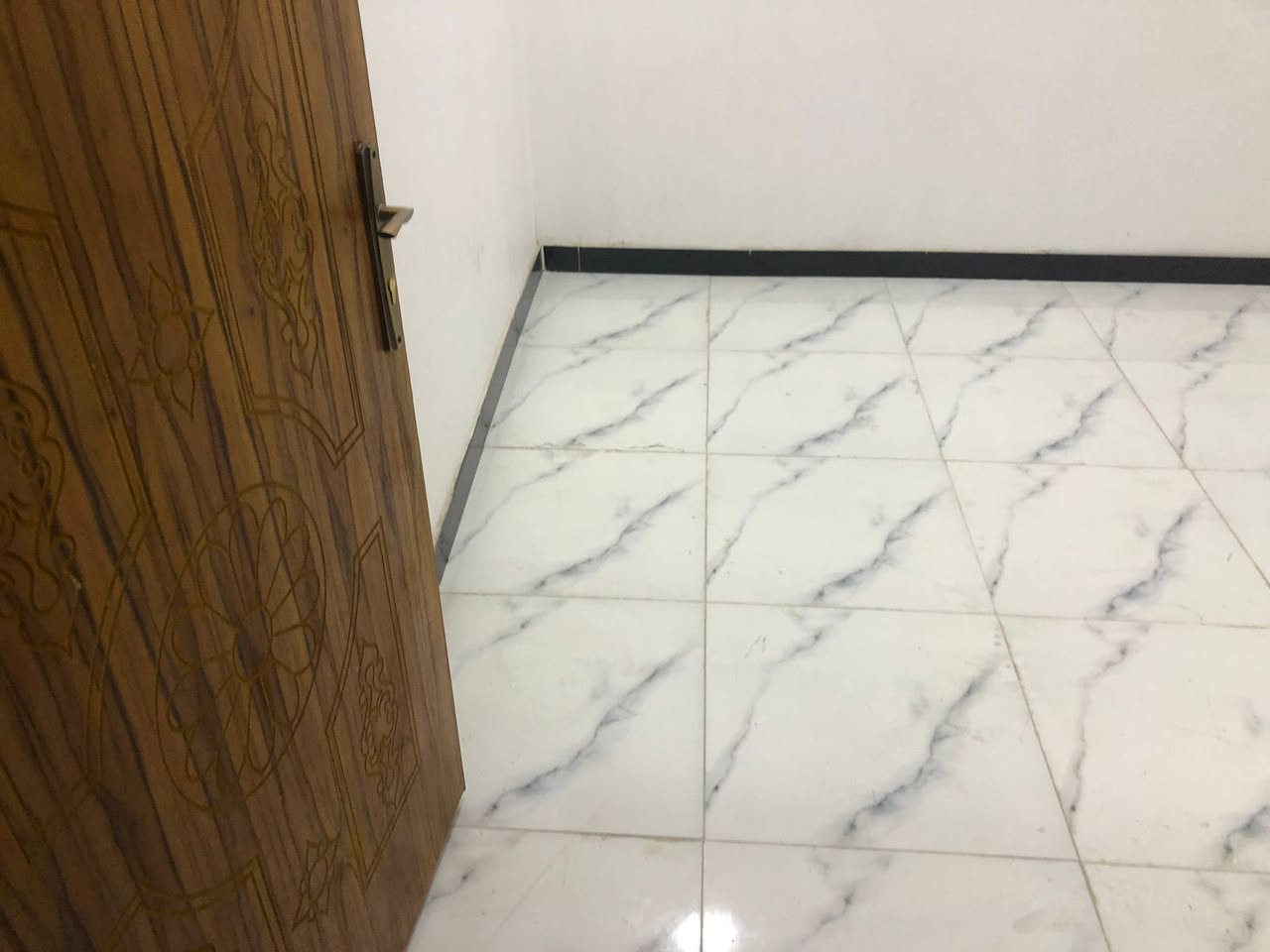 سلام عليكم توجد شقة الايجار مساحة 100متر توجد غرفتين وصالة هية مطبخ بناء حديث شقة توجد بيها سخان وماطور ماء تجي بس تكعد بيها كبل سعر 250 العنوان جسر ديالى العريفية على شارع العام درج مالتها خارجي طرمة وحديقة بيها التواصل ***********
