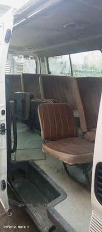 سيارة يورفان للبيع ب115 وبيها مجال 07872646086 مكاني بغداد التاجي