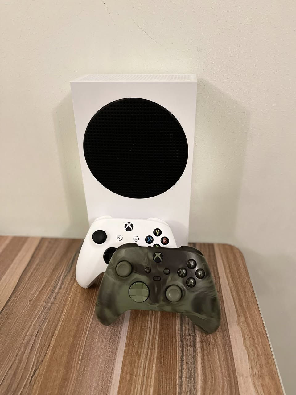 Xbox Series S (نسخة 1 تيرا) 
استخدام قليل جدًا بسبب الانشغال
الجهاز نظيف ويشتغل تمام، ما بيه أي مشاكل
ويجي وياه جويستك ثاني أصلي هدية 

السعر: 575 الف وبي مجال


**إذا كنت صاحب هذا الإعلان وتريد حذفه لأي سبب، رجاءا أرسل رسالة إلى الدعم الفني**