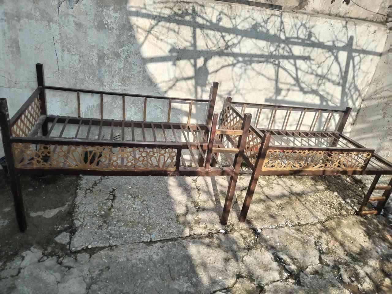 السلام عليكم تخت للبيع عدد ثنين يصير طابقين حديد ***********
