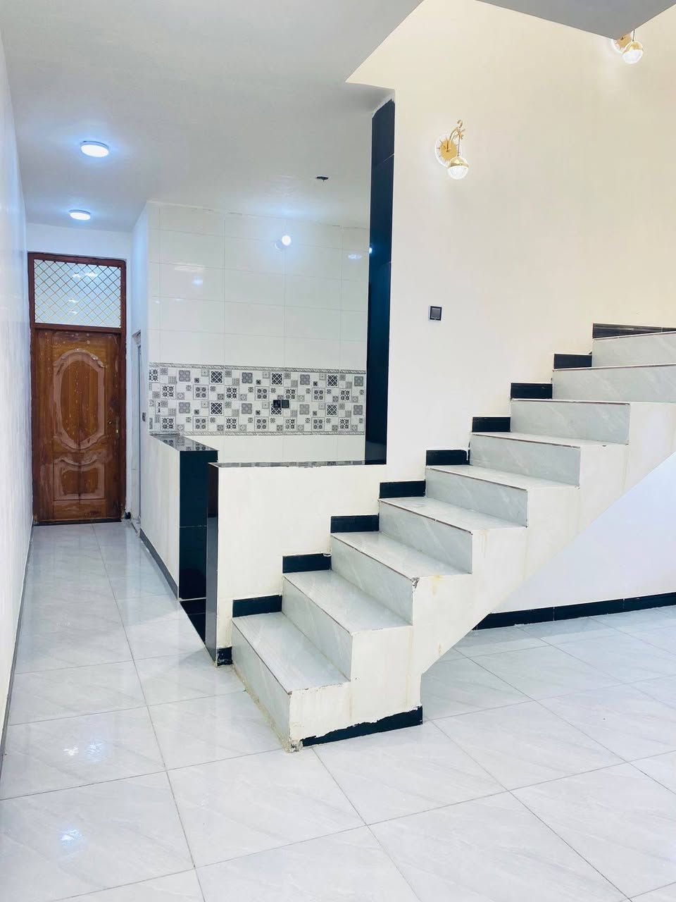 مشتمل مساحة 100م
بظهر الوجهه كورنيش الحكيم 
شارع سيد ناصر الهماشي يبعد عن الكورنيش 80متر

بناء طابوك كامل مكمل وحديث بناء 2026
فول فول مواصفات يحتوي علا غرفه وصاله ومطبخ وستقبال وصحيات داخليه وخارجيه وكراج لسعر 41وبي مجال
للاستفسار الاتصال ع ***********
