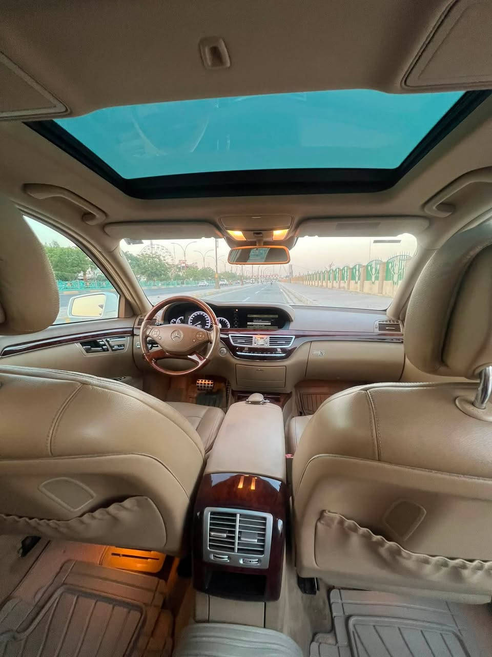 السلام عليكم
للبيع: مرسيدس S550 موديل 2010

🚘 المواصفات العامة:

* 8 سلندر
* اللون: أبيض
* مكينة، كير، وتبريد بحالة الوكالة
* السيارة على وضع الشركة، وما بيها أي نقص

المواصفات:

* ناظور ليلي
* رادار أمامي وخلفي
* سقف بانوراما (طكتين)
* أربعة أبواب شفط مع صندوق شفط وكهربائي
* لايت عدسة بلادي زينون
* بروجكتر LED
* تدفئة وتبريد لجميع الكشنات
* أربعة كشنات بتحكم منفصل مع ميموري (3 وضعيات)
* تحكم كامل بالكشنات الخلفية مع نفخ وتعديل، وتحكم منفصل بالأجواء الخلفية
* سماعات هارمن كاردن
* كشنات جلد بلادي جديدة جداً
* مرايا شفط وقلاب
* تحكم كامل بالستيرن
* كروز كنترول
* شاشة متحركة يمين ويسار مع شاشة أعطال في الدشبورد
* خمس بردات خلفية كهربائية
* سايد بريك بصمة
* شفتات ستيرن
* 3 وضعيات قيادة
* لايت داينمك يلتف مع حركة الستيرن
* وغيرها من المواصفات

✅ حالة السيارة:

* كلين جداً
* بدون قطرة صبغ
* بدون شخط
* بدون بارد

📄 الأوراق:

* رقم بغداد الجديد
* السنوية نافذة إلى (31)
* هزة جديدة

💰 السعر: 208 وقابل للتفاوض

📍 الموقع: ديالى – بعقوبة – تقاطع القدس

📞 للاستفسار: ***********
