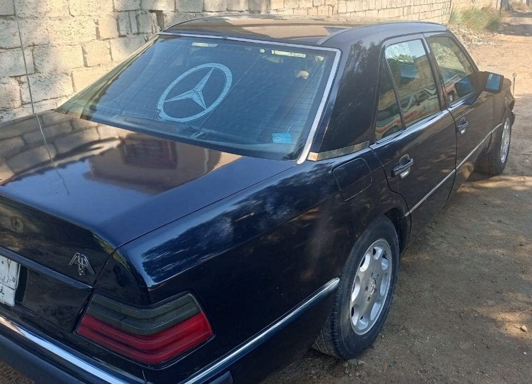 السلام عليكم. للبيع 
مارسدس دب.  السيارة خير من الله 
 موديل 89
محور بطة محرك 2500
السنوية بأسمي 
اللون حبري
سعر 60 وبيها مجال
الرقم. *********** ابو سيف
