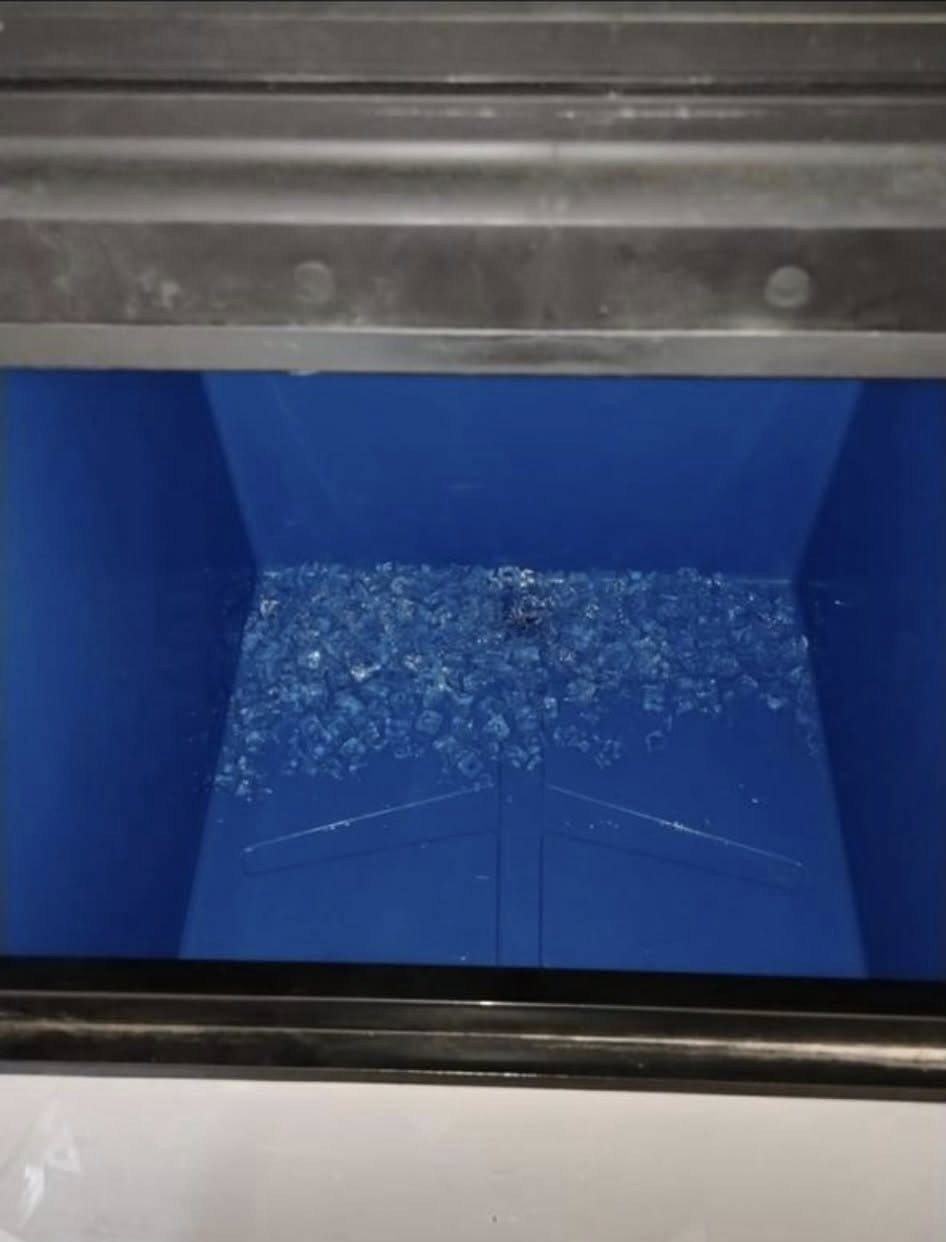 ايس ميكر ثلج بلوري🧊 مكعب انتاج 500 كيلو باليوم مكينتين متوفر نظيفات وبرغي واحد ممفتوح بيهم ع بلاد مستخدمين اقل الموسم   صناعة كوريا بسعر كلش مناسب موقعهم بغداد  للاستفسار مراسلة الصفة او الاتصال + واتساب ***********
