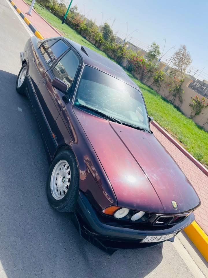 سلام عليكم
Bmw 525 

موديل 1994 

السياره جاهزه الاخر حبايه 

تبريد حداديه تخم تاير كلها كامله 

غرفتها نضيفه 80‎%‎ 

بيها سستم صوت كامل 

اكزوز رياضي 

كير اوتو 

مكينه اصل فانوس بيها 

سوارات متغير 

بكلايت دخاني بلاد 

رقم اربيل الجديد 

مكانها بابل المركز 

السياره بدون ضربه 

ومصبوغه حزام 

للاتصال ***********
