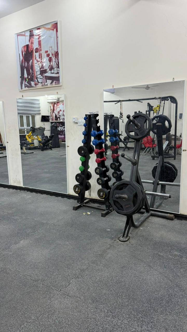 قاعه(جيم) سابقا كانت نسائية الان متروكه معروضه للبيع 
تفاصيل//
تحتوي على جميع اجهزه التمارين الرياضه
مجهزه بفرشه  كامله
مجهزه بلوكرات 
تحتوي على مكتب اداري 
القاعه معروضه للبيع (ايجار المكان) 
البيع يكون الاجهزه كامله او ايجار المكان وشراء الاجهزه كامله 
موقع القاعه//الرميثه(شارع الاطفاء القديمه قرب قاعه مازن) للتفاصيل اكثر تواصل واتساب 
***********
السعر مقارنه بل اجهزه جدا رخيصه
