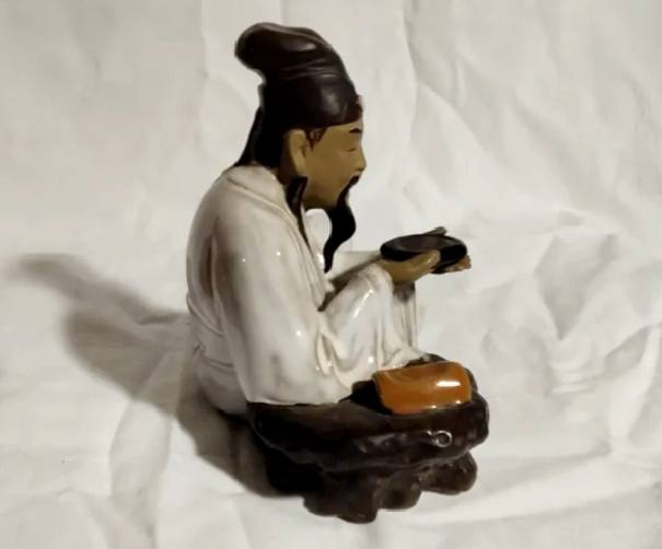 تمثال صيني قديم من الخزف الملون والمصنوع يدويآ يصور شخصيه تجلس وتشرب الشاي من حقب زمنيه قديمه مثل الستينيات يتميز بطلاء زجاجي وتفاصيل دقيقه في الوجه والملابس قياس 17 سم أرتفاع 13 سم ضرر بسيط في الإصبع سعر 15


**إذا كنت صاحب هذا الإعلان وتريد حذفه لأي سبب، رجاءا أرسل رسالة إلى الدعم الفني**