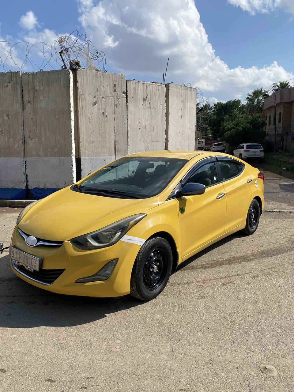 السلام عليكم النتره ٢٠١٤ حادثها جاملغ امامي السياره حلوه وجاهزه ربع ماتصرف عليها بوجهك للشارع تخم تاير جديد مكين ١٨٠٠دوش صبغ وياله حراري 
لايت كله زنون مدوشمه گاعيه جلد وكشانات  مواصفات معروفه شاشه وكامره وتحكمات  
السعر ١٠٢ مكاني بغداد
***********
