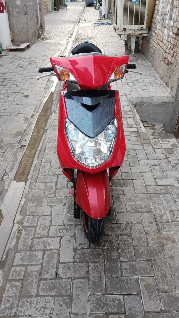 سلام عليكم اخوان دراجه سكنس فحل للبيع الدراجه بلاديه برغي ما مفتوح بيه الدراجه رمبه كهربائيات كله شغاله
الدراجه نكره سلف الله شاهد اجيب وياك فيتر اذا مفتوحه تأخذه ابلاش و تروح  
الدراجه بيه تزويد خارجي مثل ما موضح بالصورة
(سعره وحد و بيه مجال حك الجيه)مكاني بغداد كراده رقمي للتواصل ***********
