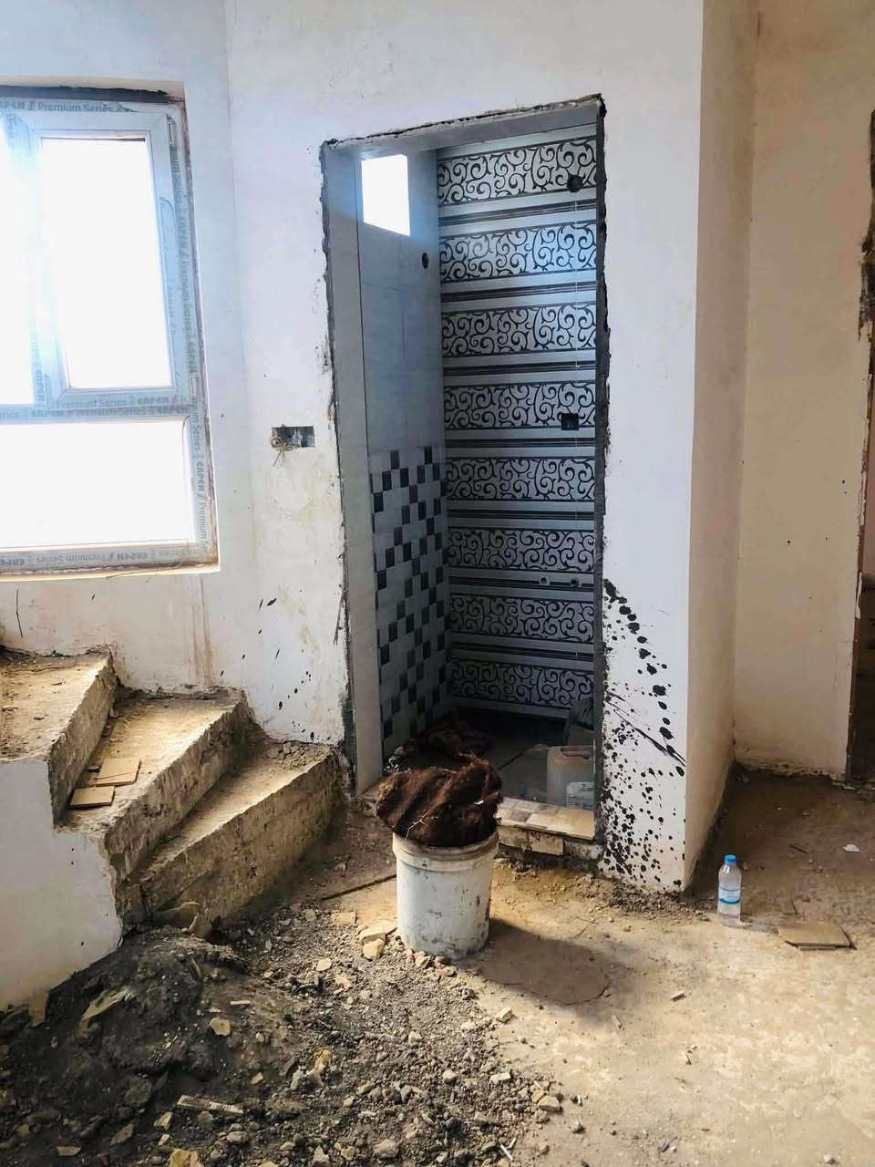 دار سكن مطلوب اسكان بناء حديث 🏯
3 طوابق
📍حي الصحة 
🔹 المساحة 100م
* 3 طوابق كونكريت مسلح.
* الطابق الأول: غرفة نوم، صالة، استقبال. كاملات
* الطابق الثاني: غرفتين نوم، صالة، مجمع صحيات.كاملات
* الطابق الثالث: مخزن كبير وبيتونة.
* الطابقان الأول والثاني مبيضان .
* الطابق الأرضي يحتاج فقط أبواب، 
اما شبابيك، جام  موجوده .
📞 للاستفسار والمعاينة:***********
