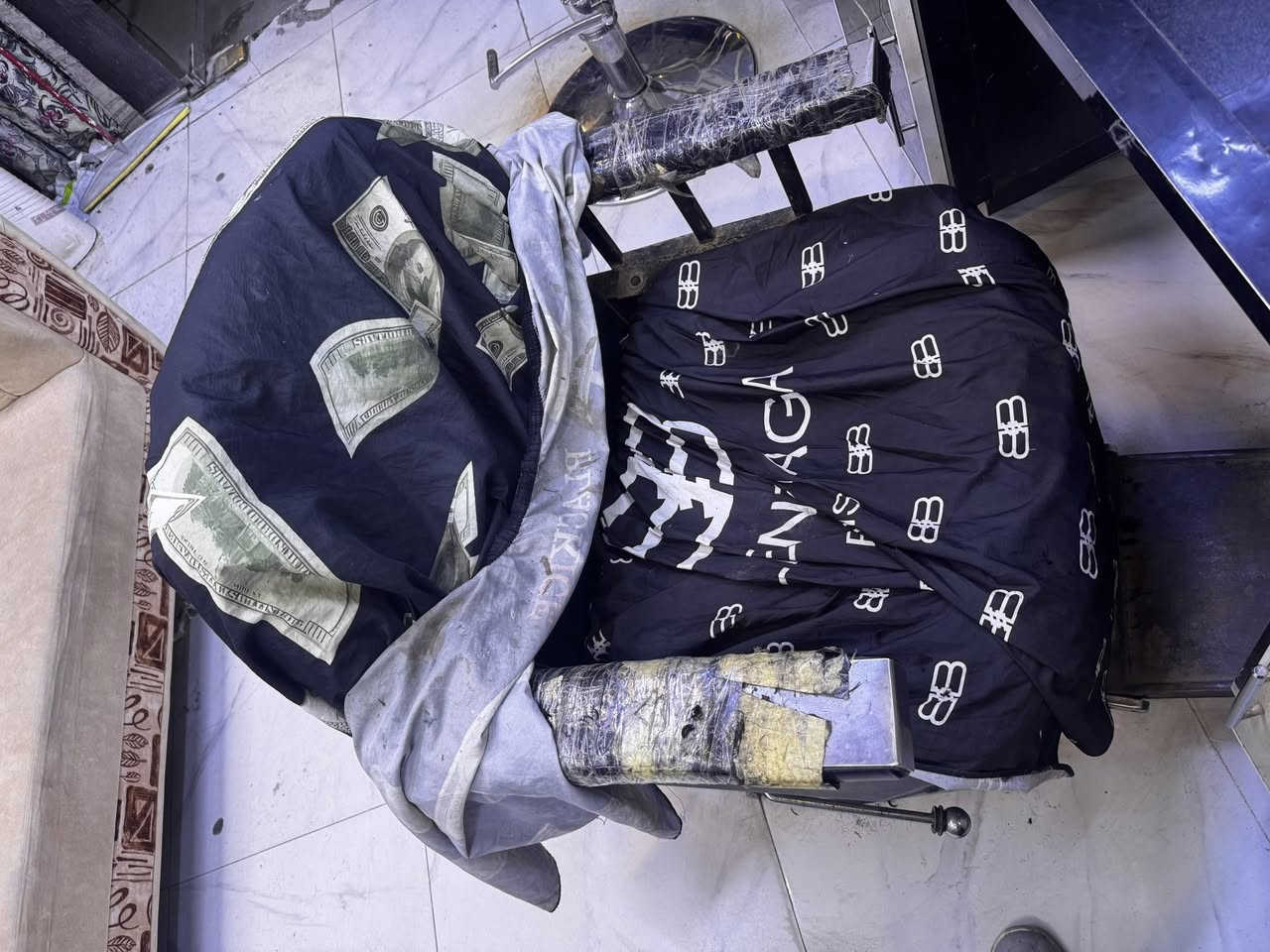 السلام عليكم
غراض حلاقه للبيع 
 ٣ جامات خلفيه +جامات ٣ وميز حلاقه كامل + كرسي +مغسله مع جامه 

للاستفسار  ***********
