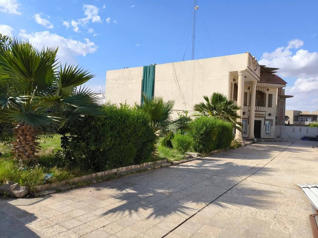 🔸 فيلا الأحلام للبيع في حي الملايين الثانية - قرب جامع الأنفال 🔸
فرصة لا تعوض لامتلاك منزل فاخر في أرقى المواقع!

الموقع: حي الملايين الثانية – بالقرب من جامع الأنفال
المساحة: 1000 متر مربع - واجهة 36 متر، مساحة رائعة تتيح لك الراحة والخصوصية.

تفاصيل الفيلا المدهشة:
🏠 طابقين من الفخامة والراحة.
🛏️ 7 غرف نوم مصممة بعناية.
🛋️ هول واسع + استقبال فاخر لاستقبال ضيوفك.
🍽️ مطبخ حار وبارد يناسب كل احتياجاتك.
🚽 صحيات في كل طابق لتوفير أقصى درجات الراحة.

🌳 حديقة خضراء لتحظى بالاسترخاء في كل زاوية من منزلك.
🚗 كراج سيارات يسع العديد من السيارات بكل راحة.

⚡ سند زراعي نموذج 25 و كارت بلدية يضمن لك الأمان القانوني والشرعي.

💥 لا تضيع الفرصة! الفيلا هذه ليست مجرد منزل،. لن تجد فرصة مثل هذه في أي مكان آخر!

📞 للتواصل والاستفسار:
ياسر الخيرو – *********** (واتساب)
عمار الخيرو – *********** (واتساب)

او زورونا في مكتب جنة للعقار – حي الملايين الاولى، مقابل جامع الحسنين.

#فرصة_ذهبية #فيلا_للبيع #عقار_في_الموصل #حي_الملايين #منزل_الأحلام #عقارات
