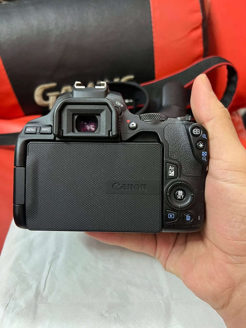 كاميرا كانون 250D + عدسة الكت و عدسة 1.8 50mm عدسة البورترية ❤️‍🩹

استخدام لصناعة المحتوى وتصوير الفيديو وتكدرون تشوفون تصوير ريلزاتي بيها 👍🏻

ملحقات مع الكاميرا

گفر حماية جيلاتين وحزام 

رام 64 غيغا ساندسك سرعة 200 ميغا

بطارية الكاميرا الاصلية و الشاحن

و العدسة ال١.٨ وحدها مشتريها ب١٦٠ مع الهود 🥲

السعر من الاخير مقفولة ٦٥٠ ربع ما ينزل 

و تفاصيل اكثر خاص اذا تحب

مكاني في النجف + ديوانية بغداد توصيل ماكو

وهذا الرقم للي حاب يتصل 

***********
