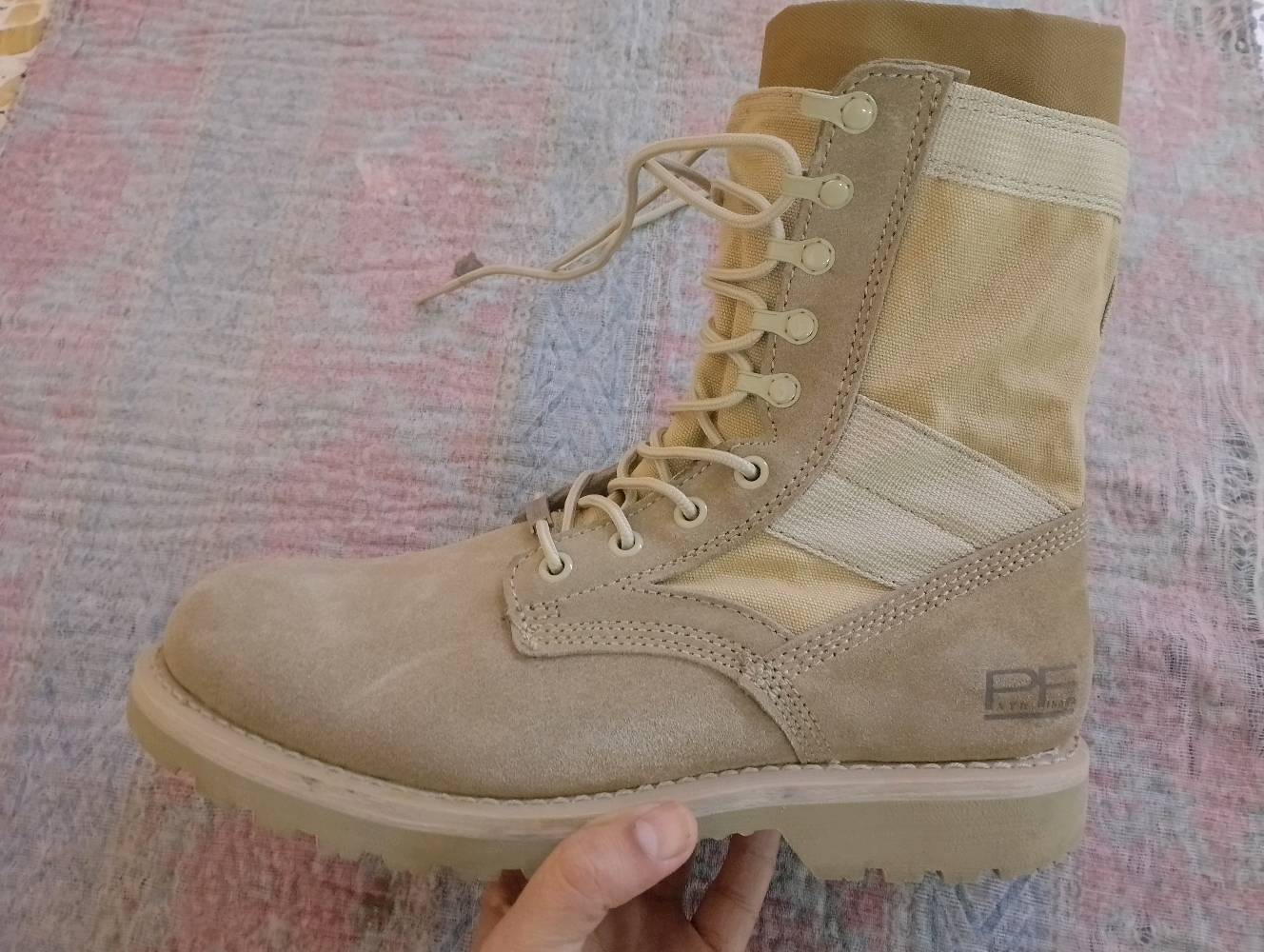 بسطال عسكري بمقاس مميز، لونه بيج، مصنوع من مواد عالية الجودة. مصمم للراحة والدعم في الظروف الصعبة. مثالي للعسكريين أو الأنشطة الخارجية.