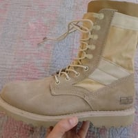 بسطال عسكري بمقاس مميز، لونه بيج، مصنوع من مواد عالية الجودة. مصمم للر...