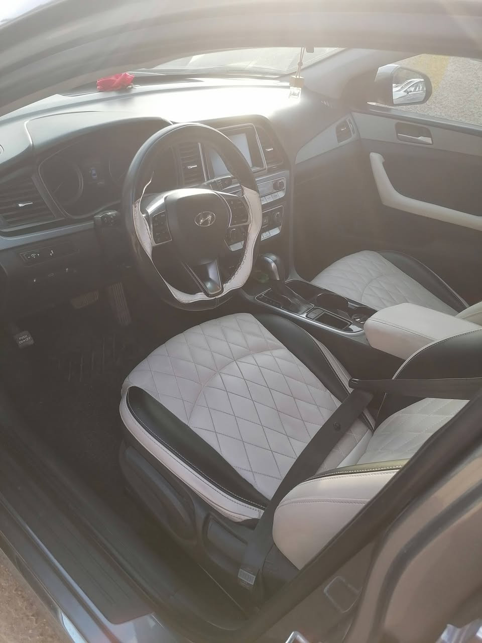 سيارة للبيع
سلام عليكم.. اخوان عندي سوناتا وارد امريكي ٢٠١٨ لون رصاصي فيلي حادثهه وجه  صندوق ودعامية خلفية فقط ماشية ٩٠ الف ميل سيارة نظيفة جدا نصبتهه حلوة صدرهه نظيف جدا تايراتهه نظيفة باتري جديد داخلهه جديد كشنات جلد ابيض مطعم بالاسود تدفئة وتبريد كامل كامرة دوارة تحكم ستيرن شاشة وباقي مواصفات ال SE المعروفة.. بيهه مشكلتين فقط.. الاولى الرادار الخلفي واكف بسبب الحادث والثانية المحرك ينقص دهن.. والسيارة حلوة جدا وجاهزة للسفر السعر المطلوب ١٤٠٠٠ دولار وبيهه مجال.. للتواصل الاتصال *********** ابو ياسر / بغداد  حي العدل
