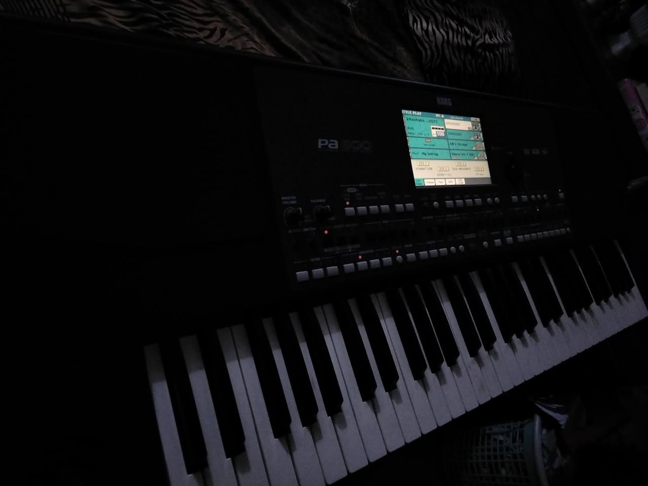 جهاز كورج pa600 نظيف جدا اخو جديد استخدام منزلي فقط مع جنطه واستاند جديد مع الملحقات وبي سيتين فول اصوات و ايقاعات العنوان كون مركز مدينة سعر خاص شراي اتصل *********** غير متواجد عل فيس
