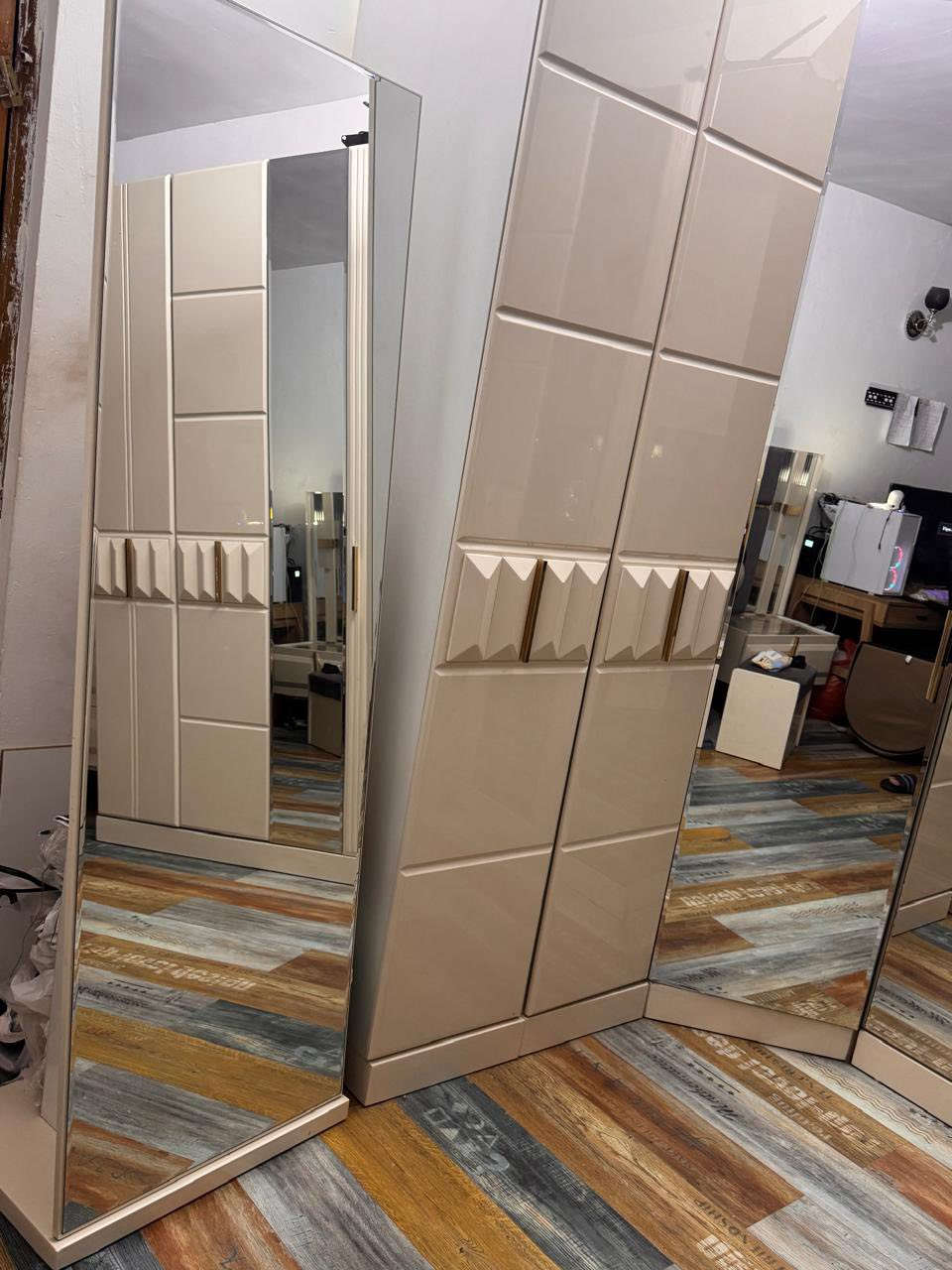 غرفه للبيع كنتور زاويه 9 باب منفصل 

1- كنتور زاويه قطع منفصل 

2- جربايه خزن 

3- شازلون 

4- مرآه عاموديه 

4- تسريحه قطع الجربايه الجانبيه مع لد اناره 

5 - ميز ب 4 جرارات خزن 

6 - شازلون 

7- ميز مراه مع لد اناره متكامل 

8- خزن اسفل الجربايه 

9- اناره مخفيه في القطع 

سبب البيع راح اشيل بغير بيت واريد ابيعه لان المكان الجديد متكفي بي 

الغرفه جبيره واني مطلع جزء من الكنتور خارج الغرفه لان متكفي 
الله شاهد اخذتها ب4 ملاين وشوي وابيعها ب850 قفل 
وبيها شوي بعض التعديلات اثناء الفتح والشد ترتبها 

مناسبه وحلوه لليريد يبدل او يزوج ويدور سعر مناسب 

العنوان بغداد الاعلام شارع المستوصف 
***********
