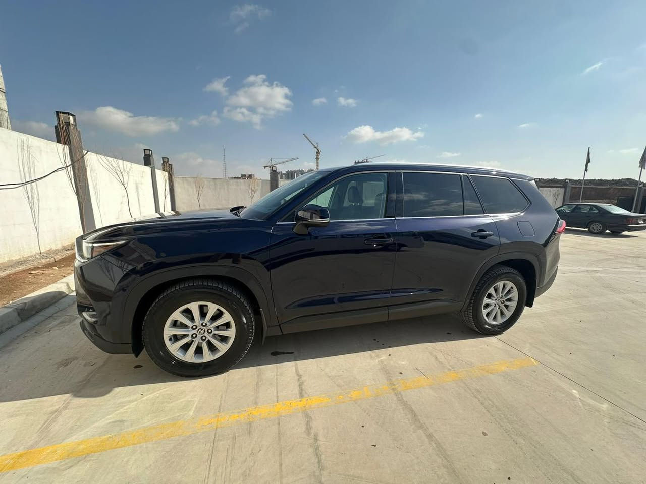 Toyota Grand Highlander XLE 2024

بۆ زانینی نرخ 
لایکی پەیج بکە و کۆمێت بکە نرخت پێدەگات

کەنەدییە 
25000کم ڕۆشتووە 
پێش و پاش کەپسی هەیە
تەنها دەرگای دواوە لە لا ساکن     
بڵەدی گۆردراوە 
چاملغی دواوە بۆیاخە 
جامی ڕەش (مولەتی)
هەروەها جامەکانی بڵەدی ڕەشن

سەیارەکە لە هەولێرە 

ژمارەی خاوەنی 
***********
_______________________

Toyota Grand Highlander XLE 2024
 

لمعرفة السعر
سوي لايك للصفحة واكتب تعليق ويوصلك السعر

وارد كندي
ماشية 25,000 كم
 بيها كبس أمامي وخلفي
فقط باب الخلفي من جهة الساكن مبدل بلدي
 الصدام الخلفي مصبوغ
 جام أسود (مضلل)
وكذلك الجامات بلدي سود

السيارة موجودة في أربيل

رقم صاحب السيارة
***********
