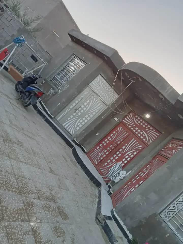 بيت للبيع طابو زراعي أسهم سند 25 المساحه 250 متر غرف نوم عدد 3 صالة ومطبخ وحمامات عدد 3 واستقبال نص عگاده ونص مسلح البيت كله طابوك العنوان شارع الجامعة منطقه ال ابو حسين فول خدامات تبليط مجاري لاستفسار رقم الهاتف ***********

