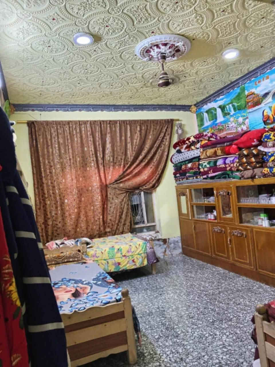 السلام عليكم بيت للبيع مساحته ٣٠٠بناء بلوك ٣غرف نوم وصاله ومطبخ واستقبال حي الحسين ساحه الصمود للتواصل***********
