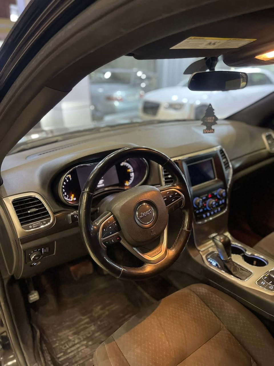 السلام عليكم
جيب لاريدو 2018 للبيع شرط النضافه كفالة عامه 

محرك 6 سلندر

ويل اصلي 18 

تدفئه كشنات

حساسات اماميه خلفيه 

4X4 فور ويل

***********

***********

العنوان دهوك

معرض ريان
