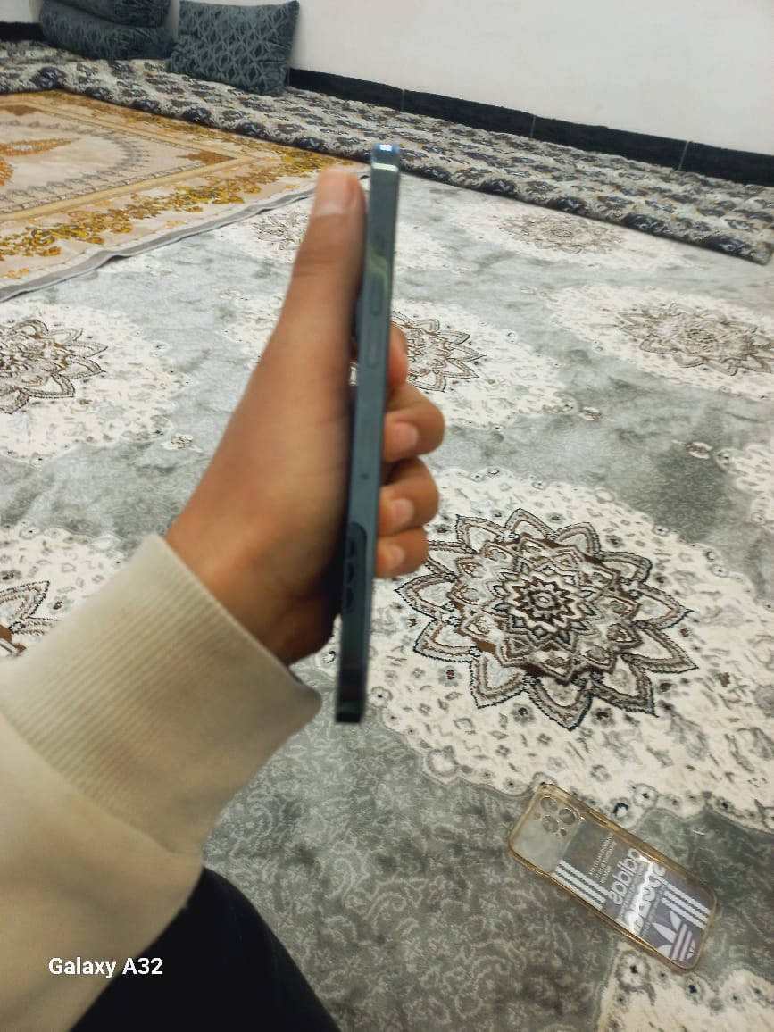 السلام عليكم. آيفون 12 برو ماكس.  ذاكره  256. بطاريه 75. من وره هاي الوكعه الي بضهر وكف الفيس إيدي. جهاز نضيف. السعر 370 وبي مجال.  الرقم ***********.   المكان حويجه.
